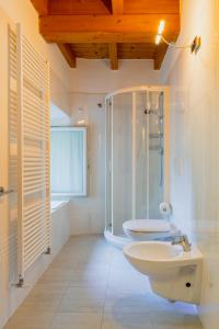 baño blanco con ducha y lavamanos en Casa Fausto, en Vercana