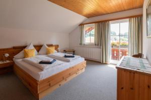 um quarto com uma cama grande e uma janela grande em Appartement Scheibling em St. Wolfgang