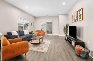 A seating area at Modern 2BR 2BA New Build Condo with Garage & Patio