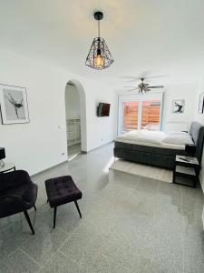 博恩海姆的住宿－my exclusive home，卧室配有床、椅子和窗户。