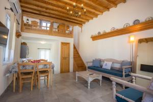 Amphitrite Apartments Skyros في سكيروس: غرفة معيشة مع أريكة وطاولة