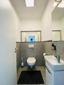 博恩海姆的住宿－my exclusive home，浴室配有白色卫生间和盥洗盆。