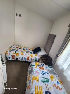 two beds in a small room with two beds sidx sidx sidx at Seaview in Leysdown-on-Sea +45 photos
