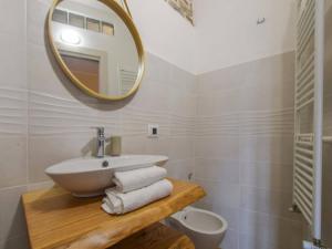 y baño con lavabo y espejo. en Cosy holiday home in Albidona near centre, en Albidona