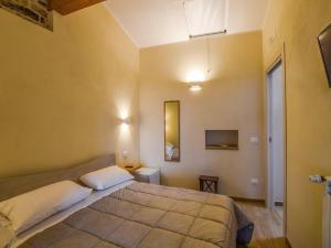1 dormitorio con 1 cama en una habitación en Cosy holiday home in Albidona near centre, en Albidona