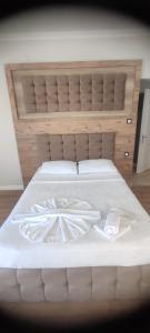Postel nebo postele na pokoji v ubytování kılıç otel