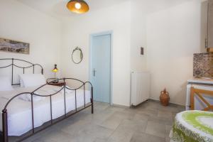 Postel nebo postele na pokoji v ubytování Amphitrite Apartments Skyros