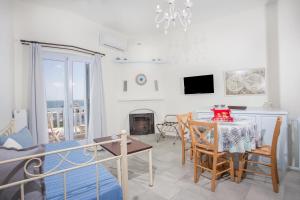 TV a/nebo společenská místnost v ubytování Amphitrite Apartments Skyros