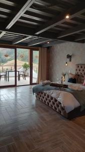 ein großes Schlafzimmer mit einem großen Bett und einem großen Fenster in der Unterkunft The Cottage Angochagua in Ibarra