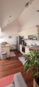 Küche/Küchenzeile in der Unterkunft Quiet, spacious and family-friendly top-floor apartment, 100m2, 2 bedrooms, garden view