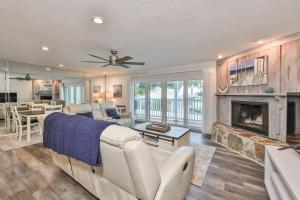 ein Wohnzimmer mit einem Sofa und einem Kamin in der Unterkunft 100 steps to beautiful Indian Rocks Beach, oceanside, 2 bedroom updated condo in Clearwater Beach