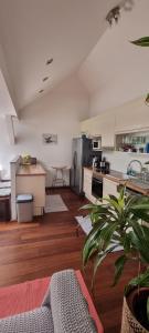 Kuchyňa alebo kuchynka v ubytovaní Ruhige, große Ferienwohnung am Mühlberg, Stadtrand