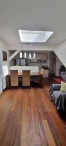 Küche/Küchenzeile in der Unterkunft Quiet, spacious and family-friendly top-floor apartment, 100m2, 2 bedrooms, garden view