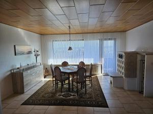 eine Küche mit einem Tisch und Stühlen im Zimmer in der Unterkunft Ferienwohnung Talblick in Weimar