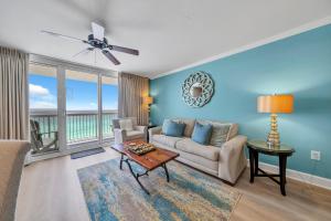 Pelican Beach Resort by Colasan的休息区