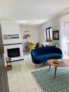 羅維爾的住宿－Casa Belvedere Mediterrean，客厅设有蓝色的沙发和壁炉