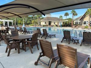Un patio con mesa y sillas junto a una piscina. en Say Yes to Charleston's Only truly private Island, en Seabrook Island