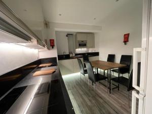kuchnia i jadalnia ze stołem i krzesłami w obiekcie Luxury Rooms with En-suite bathrooms - West London w mieście Harrow on the Hill