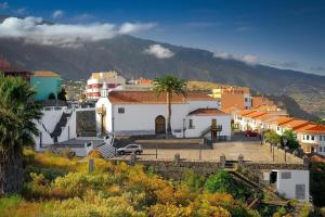 a view of a town with a mountain in the background at Casa Lucía in Breña Baja
