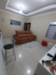 uma sala de estar com um sofá e uma cadeira em Casa Localizado no Centro de Guape MG em Guapé