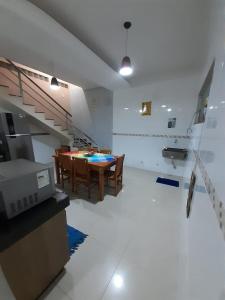 a kitchen and dining room with a table and chairs at Casa Localizado no Centro de Guape MG in Guapé