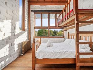 - une chambre avec des lits superposés et une échelle dans l'établissement Glendene, à Katoomba