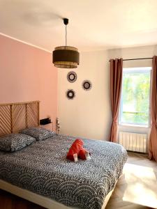 a bedroom with a bed with a stuffed animal on it at Casa del Jaguar in Gorges