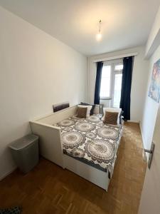 a bedroom with a bed in a room at Cosy two bedroom apartment in Brussels in Brussels
