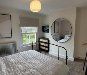 Een bed of bedden in een kamer bij Ivy Cottage Derbyshire