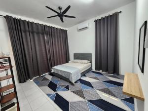 a bedroom with a bed and a ceiling fan at Pangeran Homestay Pokok Sena in Kampong Joo