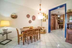 una sala da pranzo con tavolo e sedie di Casa Belìce a Marinella di Selinunte
