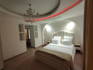 Postel nebo postele na pokoji v ubytování DeLin Hotel And Tours