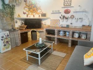 A kitchen or kitchenette at La casita de los sueños