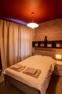 sypialnia z łóżkiem i ręcznikami w obiekcie Hidden Gem w Rydze