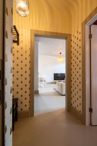 una puerta abierta a una habitación con sala de estar en Hidden Gem en Riga