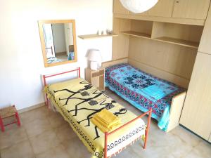 een kleine kamer met een bed en een spiegel bij AllogGio' in Calice Ligure