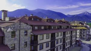 un bâtiment avec un panneau indiquant le palais d'hiver dans l'établissement Vihren Royal Palace, à Bansko