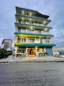博卡拉Hotel old durbar的一座高大的建筑,前面有一间餐厅