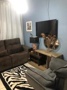 a living room with a couch and a table at Casa Completa Prox Centro de Pipa in Pipa