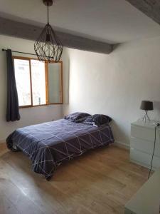 Ένα ή περισσότερα κρεβάτια σε δωμάτιο στο BudgetBnb 134, Toulon grand studio ensoleillé