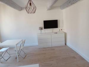 Μια τηλεόραση ή/και κέντρο ψυχαγωγίας στο BudgetBnb 134, Toulon grand studio ensoleillé