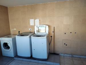2 lavadoras y una lavadora y secadora en una habitación en Departamento la feliz en Mar del Plata