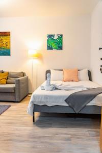 Un pat sau paturi într-o cameră la Hacienda Arhitectura - City Center Modern Studio