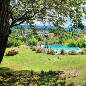 un grupo de personas de pie junto a una piscina en C&W Vacaciones Diferentes en Villa Carlos Paz