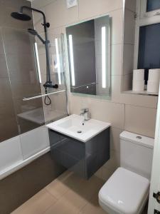 uma casa de banho com um lavatório, um WC e um espelho. em Park view apartment em Manchester