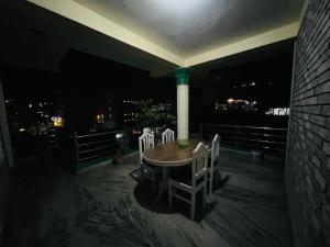 博卡拉Hotel old durbar的夜间阳台上的桌椅
