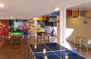 ein Zimmer mit einem Billardtisch und einer Tischtennisplatte in der Unterkunft St Paul 59m2 Apart AD1229 in Brasilia