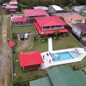 une vue aérienne sur une maison aux toits rouges dans l'établissement Villa Amor - Queremal, à El Queremal