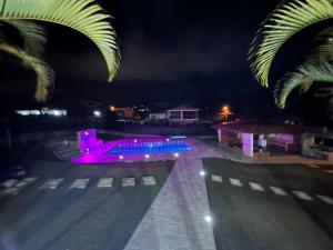 - une patinoire avec des lumières violettes la nuit dans l'établissement Villa Amor - Queremal, à El Queremal