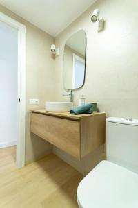 y baño con lavabo y espejo. en Apartamento de lujo - Zona Yumbo - Playa del Ingles en San Bartolomé